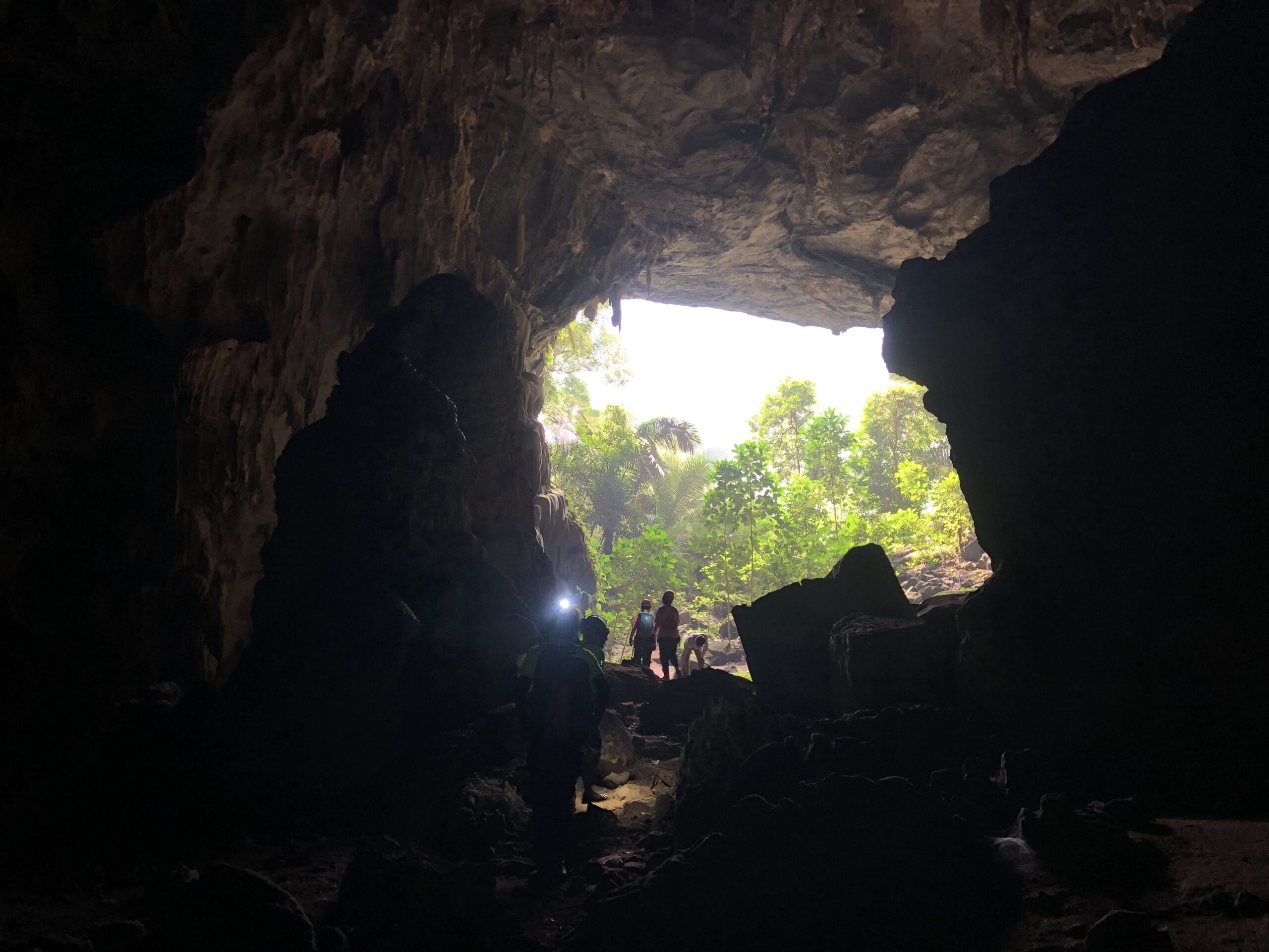 tour trekking Hang Tiên