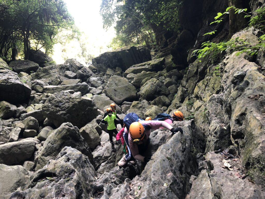 kinh nghiệm trekking Hang Tiên