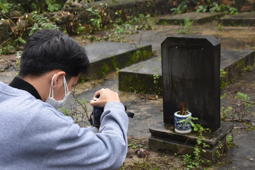 chàng trai săn tìm mộ cổ Huế