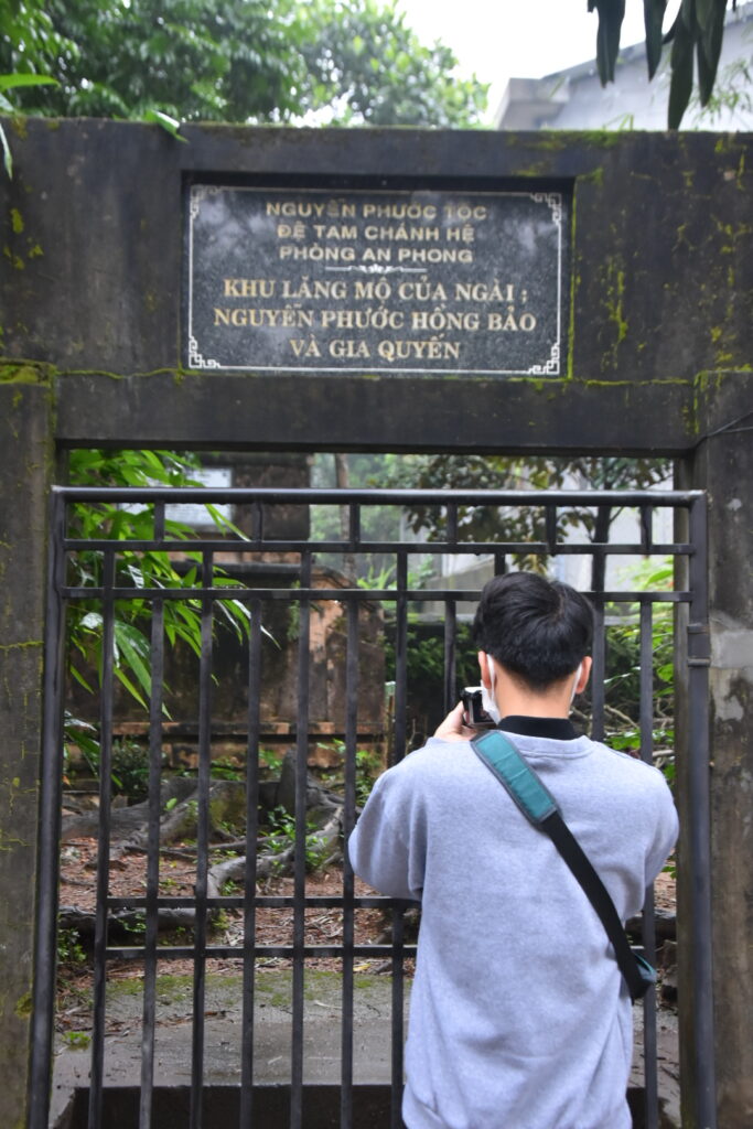 chàng trai săn tìm mộ cổ