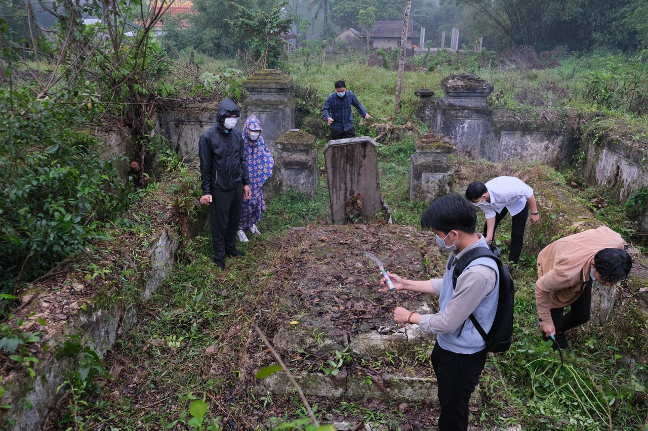 chàng trai săn tìm mộ cổ