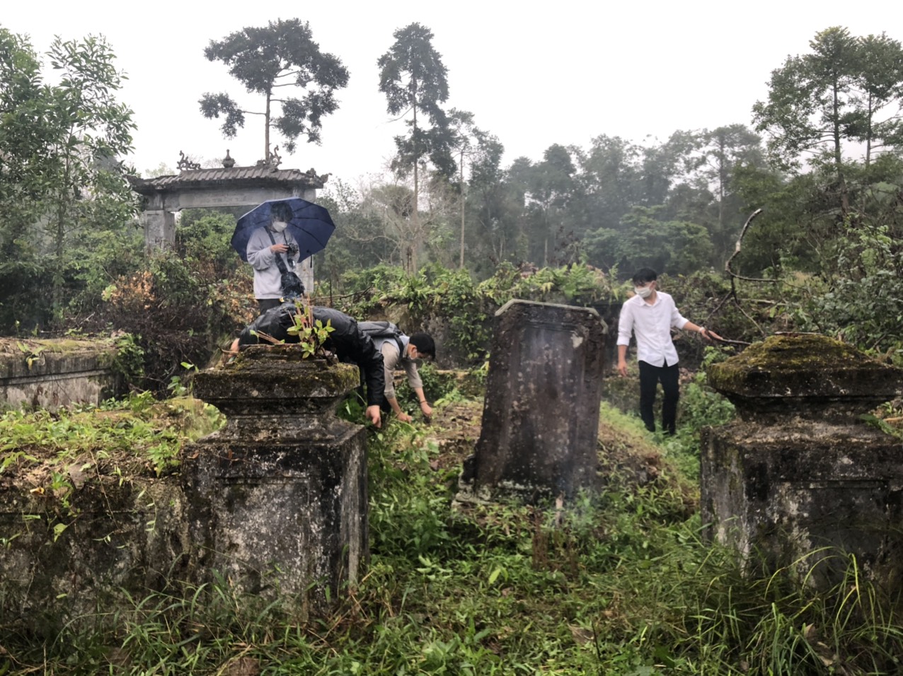 săn tìm lăng mộ cổ ở Huế